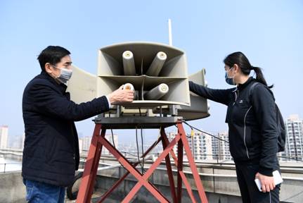 無錫市人防辦工作人員檢查防空警報器運(yùn)行情況